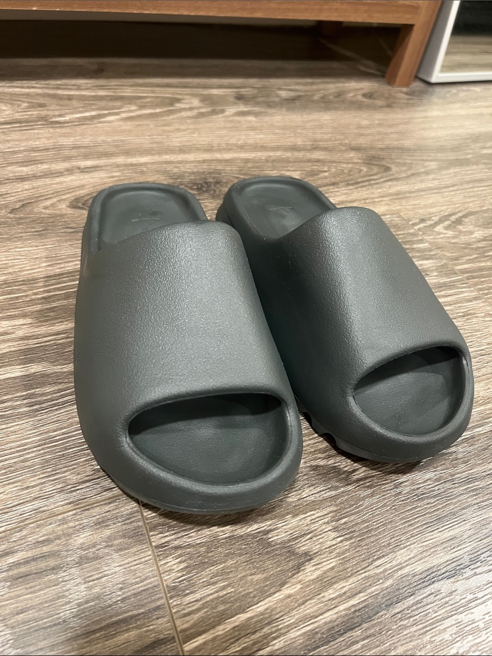 Yeezy Slides in Black sz 6